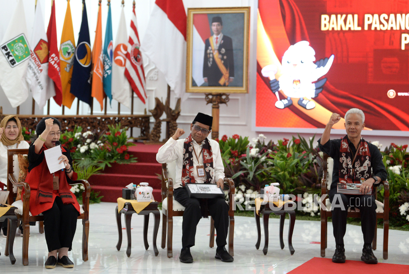 Ketua Umum PDI Perjuangan Megawati Soekarnoputri didampingi Ganjar Pranowo dan Mahfud MD. Mahfud MD meminta permintaan khusus kepada Ganjar Pranowo dan Megawati Soekarnoputri.