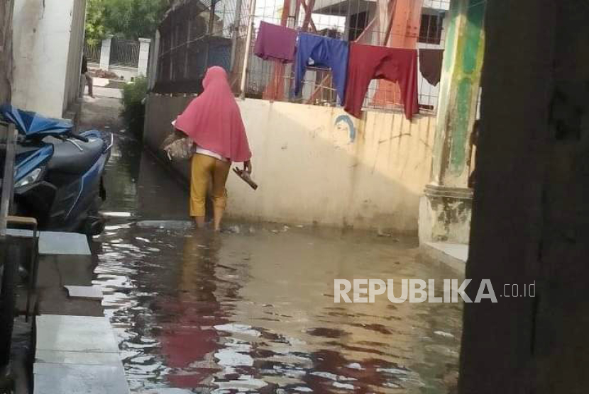 Banjir rob melanda tiga desa di wilayah Kecamatan Kandanghaur, Kabupaten Indramayu, Jawa Barat, Senin (25/12/2023). 