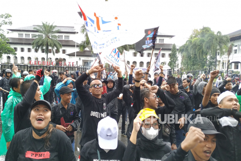 Buruh di Kota Bandung menuntut UMK naik 10 persen (foto: ilustrasi unjuk rasa buruh di Kota Bandung)