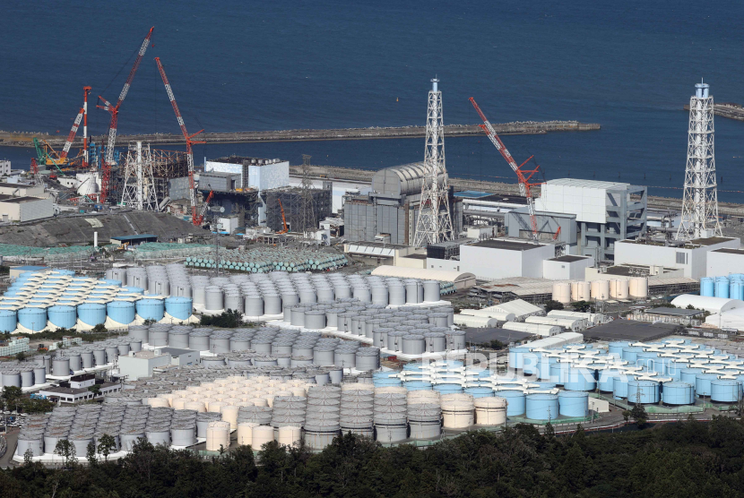 Gambar udara dari pesawat sewaan Jiji Press menunjukkan tangki berisi air radioaktif di pembangkit listrik tenaga nuklir Fukushima Daiichi di Okuma, Prefektur Fukushima, Jepang, 24 Agustus 2023.