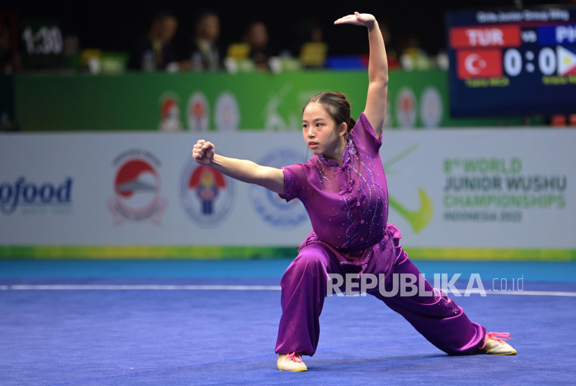 Atlet wushu Indonesia Kylie Suyoto Kwok beraksi dalam nomor Taolu Changquan kelompok A putri Kejuaraan Dunia Wushu Junior 2022.