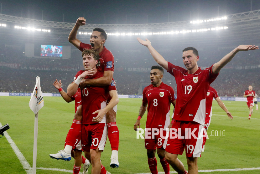 Pemain timnas Indonesia Ole Romeny bersama pemain lainnya melakukan selebrasi seusai mencetak gol ke gawang China pada pertandingan Kualifikasi Piala Dunia 2026 putaran ketiga Grup C di Stadion Utama Gelora Bung Karno, Jakarta, Kamis (5/6/2025). Timnas Indonesia mengalahkan China dengan skor 1-0. Gol tunggal Indonesia dicetak Ole Romeny lewat tendangan penalti di menit ke-45.