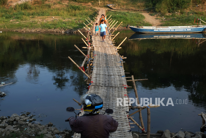 Ilustrasi Sungai Bengawan Solo. Riset terbaru Environmental Conservation Organization (Ecoton) menemukan bahwa empat sungai besar di Pulau Jawa tercemar mikroplastik yang membahayakan masyarakat. 