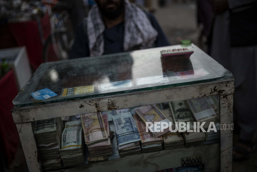  Seorang penukar uang Afghanistan menunggu pelanggan di Kota Tua Kabul, Afghanistan, Selasa, 14 September 2021. Taliban berharap pengusaha, khususnya investor China, berinvestasi di Afghanistan. Ilustrasi.