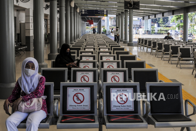 Tiga Kereta Jarak Jauh Tetap Beroperasi Hingga 31 Juli 2020. Penumpang saat menunggu kereta di Stasiun Pasar Senen, Jakarta.