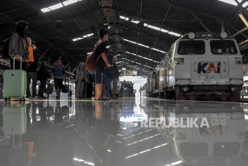 Sejumlah calon penumpang menunggu kedatangan kereta api di Stasiun Bandung, Kota Bandung, Jawa Barat, Rabu (26/4/2023). PT KAI Daop 2 Bandung mencatat, jumlah penumpang kereta api yang tiba di Stasiun Bandung dan Kiaracondong dari Jawa Tengah, Jawa Timur dan Jakarta pada H+4 Lebaran 2023 mencapai 12.902 penumpang. 