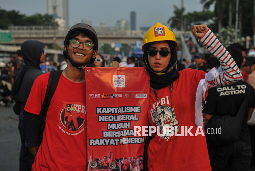 Massa dari berbagai elemen buruh dan masyarakat sipil menggelar aksi memperingati Hari Buruh Internasional di depan Gedung DPR RI, Senayan, Jakarta, Kamis (1/5/2025).  Aksi tersebut menyoroti berbagai persoalan yang dialami kelas pekerja seperti PHK secara sepihak, upah yang rendah, pelanggaran hak-hak terhadap buruh hingga penerapan sistem kerja outsourcing. Pada peringatan Hari Buruh Internasional ini, massa yang tergabung dalam aliansi Gerakan Buruh Bersama Rakyat (GEBRAK) menuntut pemerintah untuk memberlakukan upah layak nasional, mencabut UU omnibus law cipta kerja, menolak sistem kerja kontrak, outsourcing, lindungi buruh perempuan dan stop pelecehan seksual serta berlakukan daycare aman dan murah.
