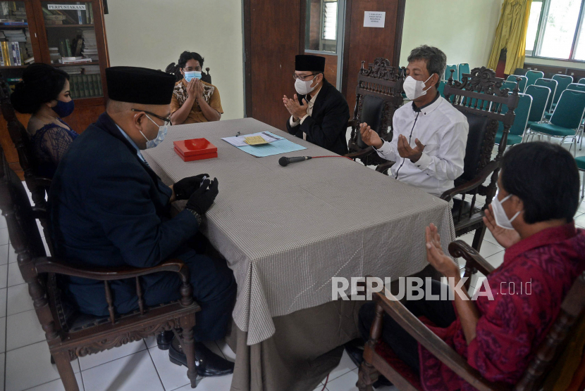 Pasangan melangsungkan pernikahannya di KUA Tebet, Jakarta, Selasa (22/02/2022). Sejumlah pasangan sengaja melangsungkan pernikahannya pada hari ini yang memiliki tanggal, bulan dan tahun yang unik yakni 22-02-2022.Prayogi/Republika (ilustrasi)