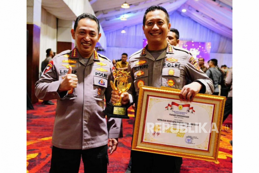 Kepala Polresta (Kapolresta) Bandung Kombes Pol Kusworo Wibowo saat menerima penghargaan Kompolnas Awards 2023 di Jakarta, Rabu (21/6/2023).