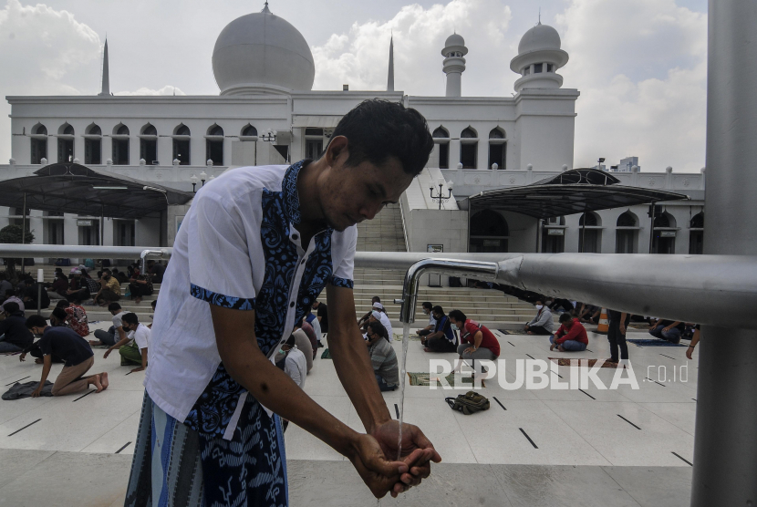 Masjid Al-Azhar Tunggu Pergub Laksanakan Sholat Idul Adha. Foto: Umat Muslim berwudhu sebelum melaksanakan Shalat Jumat di Masjid Agung Al- Azhar, Jakarta, Jumat (12/6). Pelaksanaan Shalat Jumat berjamaah telah dilaksanakan kemballi di sejumlah masjid di Jakarta pada masa transisi pembatasan sosial berskala besar (PSBB) dengan tetap menerapkan protokol kesehatan