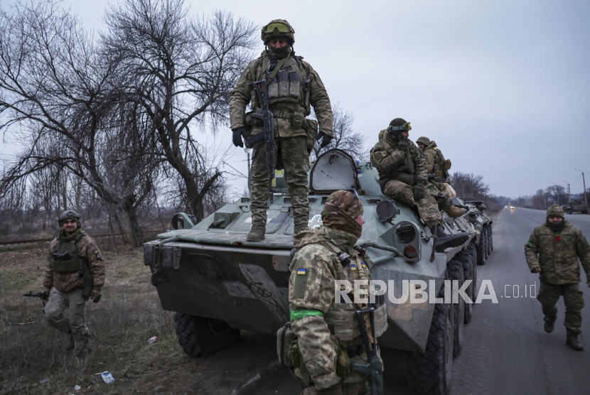 Tentara Ukraina berdiri di atas APC sebelum pergi ke garis depan di wilayah Donetsk, Ukraina, Sabtu, 28 Januari 2023.