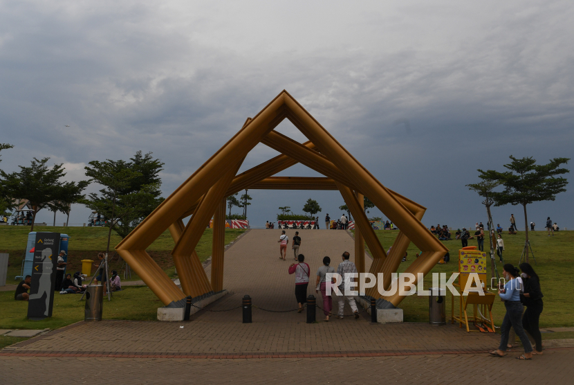 Warga mengunjungi kawasan Pantai Indah Kapuk (PIK), Jakarta Utara (ilustrasi).