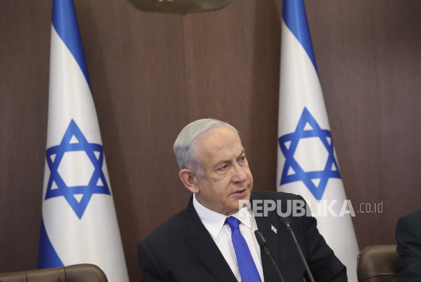 Perdana Menteri Israel Benjamin Netanyahu memimpin rapat kabinet mingguan di kantor perdana menteri di Yerusalem, (5/2/2023).