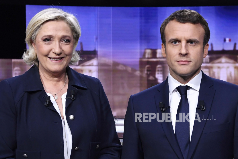 Kandidat pemilihan presiden Prancis untuk partai Front Nasional sayap kanan, Marine Le Pen, kiri, dan kandidat pemilihan presiden Prancis untuk En Marche ! gerakan, Emmanuel Macron. Prancis mulai menggelar pemungutan suara yang menentukan siapa pemimpin negara Eropa itu untuk lima tahun ke depan, pada Ahad (24/4/2022).
