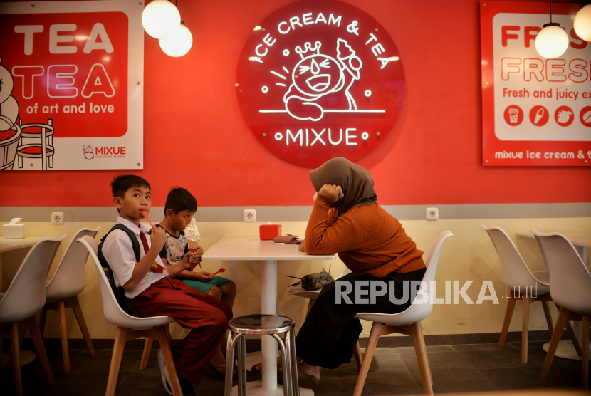 Anak menyantap es krim di gerai minuman dan es krim Mixue di Jalan Ampera, Jakarta, Selasa (24/1/2023). Mixue merupakan salah satu gerai minuman dan es krim asal China  yang didirikan oleh Zhang Hongchu tahun 1997. Di Indonesia, gerai Mixue didirikan pada tahun 2020, hingga saat ini sekitar 300 gerai tersebar dibeberapa kota di Indonesia. Untuk harga es krim mixue dijual mulai dari Rp8.000 hingga Rp22.000 per cup tergantung varian eksrim dan ukurannya.