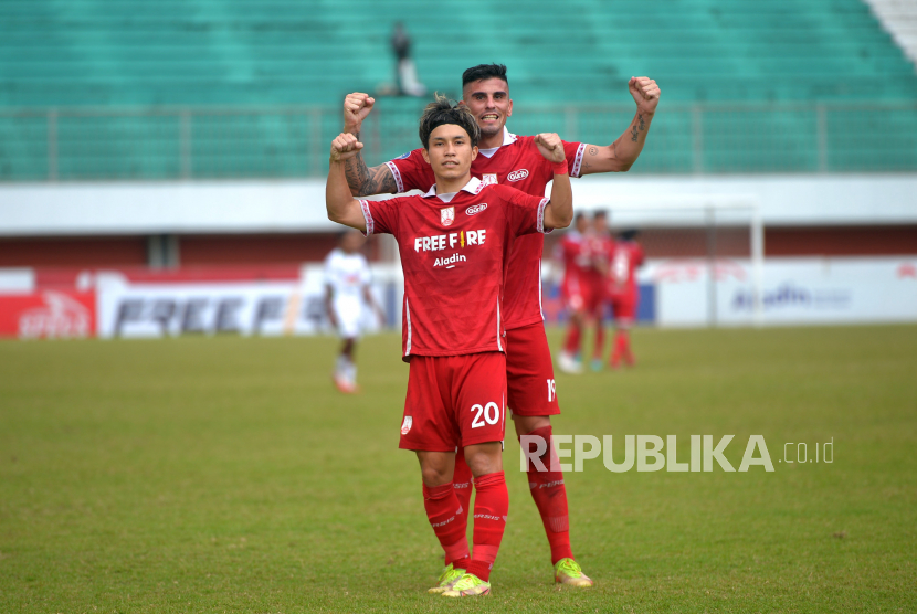 Selebrasi gelandang serang Persis Solo Ryo Matsumura dan Fernando Ortega usai membobol gawang PSS Sleman pada pertandingan lanjutan BRI LIGA 1 di Stadion Maguwoharjo, Sleman, Yogyakarta,beberapa waktu lalu.