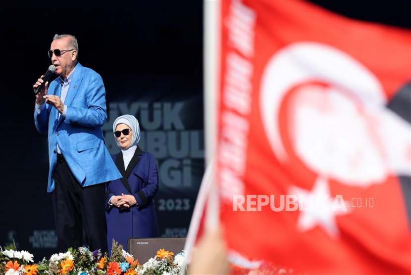 Presiden Turki Recep Tayyip Erdogan (kiri) berbicara selama kampanye pemilihannya di Istanbul, Turki, 07 Mei 2023. Turki akan mengadakan pemilihan umum pada 14 Mei 2023 dengan sistem dua putaran untuk memilih presidennya, sedangkan pemilihan parlemen akan diadakan serentak.