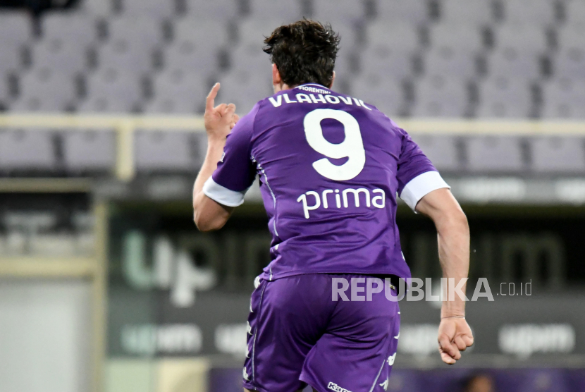  Penyerang Fiorentina Dusan Vlahovic melakukan selebrasi setelah mencetak gol dalam pertandingan sepak bola Serie A Italia antara ACF Fiorentina dan Atalanta BC di stadion Artemio Franchi di Florence, Italia, 11 April 2021.