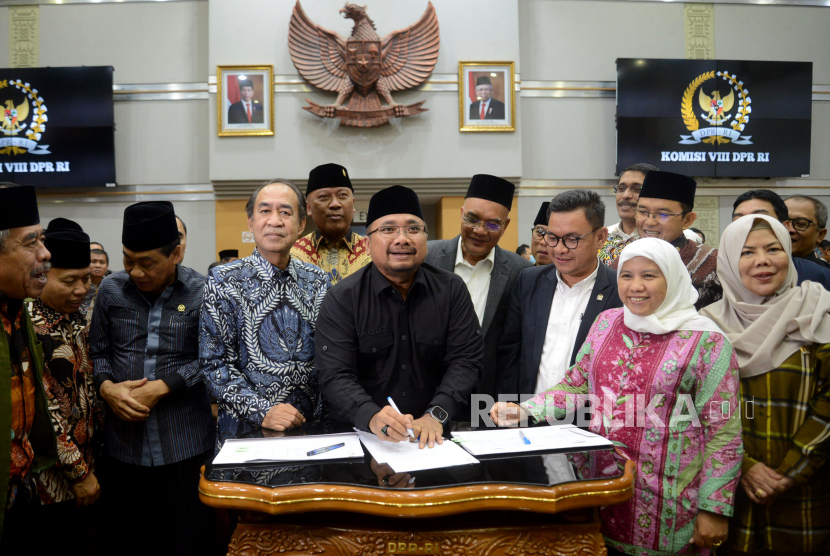 Menteri Agama Yaqut Cholil Qoumas menandatangani penetapan Biaya Penyelenggaraan Ibadah Haji (BPIH) usai rapat kerja dengan Komisi VIII DPR di kompleks Parlemen, Senayan, Jakarta, Rabu (15/2/2023). Dalam Rapat tersebut Komisi VIII DPR RI bersama Menteri Agama RI menyepakati Biaya Perjalanan Ibadah Haji (Bipih) atau biaya yang dibayar langsung oleh jemaah haji rata-rata per jemaah sebesar Rp 49.812.700.26 pada tahun  1444 H/2023 M.