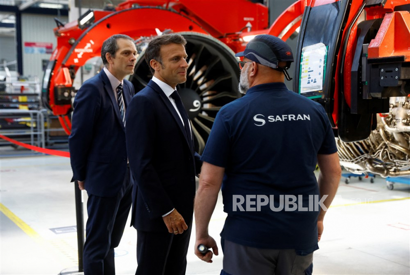 Presiden Prancis Emmanuel Macron mengunjungi situs Safran Aircraft Engines di Villaroche, dekat Paris, Prancis, 16 Juni 2023.