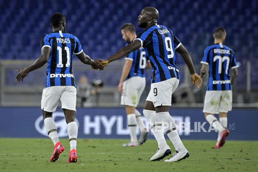  Pemain Inter, Romelu Lukaku (kanan) merayakan golnya bersama Inter, Victor Moses (kiri) pada  pertandingan sepak bola Serie A Italia antara AS Roma dan Inter Milan di stadion Olimpico di Roma, Italia, Ahad (19/7/2020).
