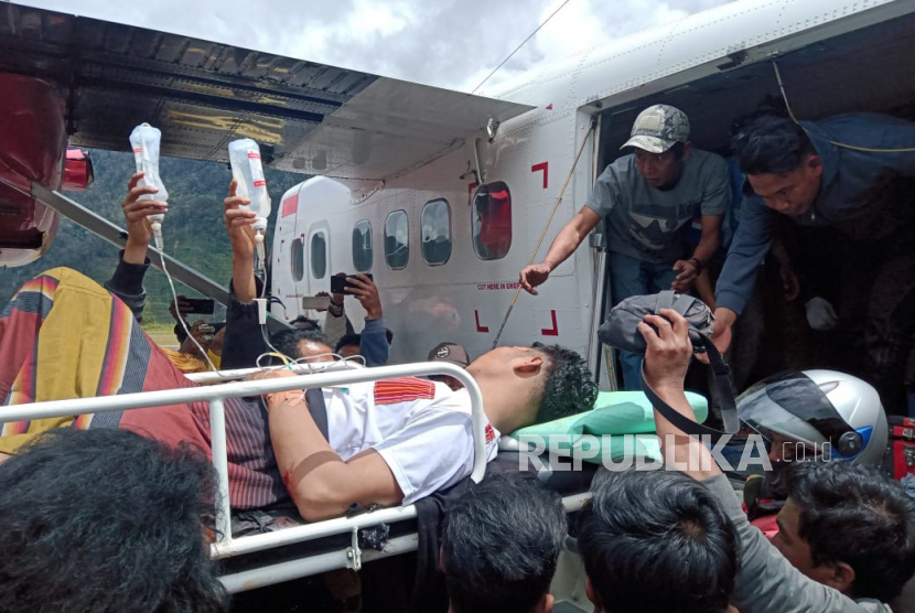 Korban penembakan Kelompok Kriminal Bersenjata (KKB) ditandu menaiki pesawat saat evakuasi di Intan Jaya, Papua, Senin (14/9/2020).