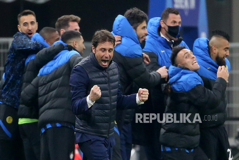 Pelatih kepala Inter Antonio Conte (depan) dan anggota tim merayakan kemenangan setelah memenangkan pertandingan sepak bola Serie A Italia antara Inter Milan dan Atalanta Bergamo di stadion Giuseppe Meazza di Milan, Italia, 08 Maret 2021.