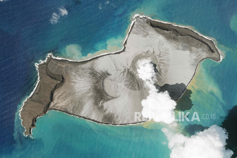  Dalam foto satelit yang diambil oleh Planet Labs PBC ini, sebuah pulau yang diciptakan oleh gunung berapi bawah laut Hunga Tonga Hunga Ha