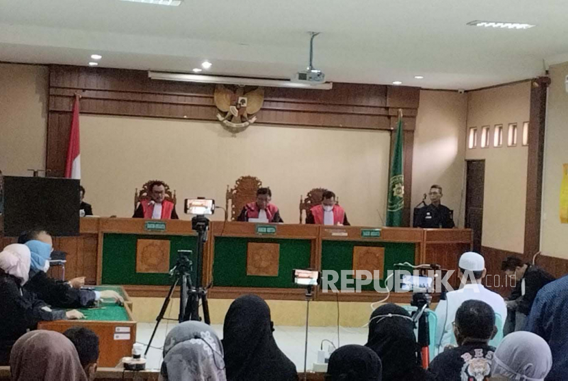 Majelis hakim memutuskan Gus Nur dan Bambang Tri divonis enam tahun hukuman penjara pada sidang kasus penyebaran berita bohong tentang Ijazah palsu Jokowi di Pengadilan Negeri (PN) Solo, Selasa (18/4/2023).