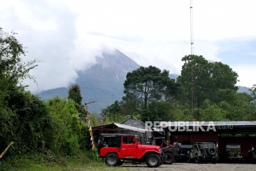 Gunung Merapi terlihat dari kawasan Kinahrejo, Cangkringan, Sleman, Yogyakarta.
