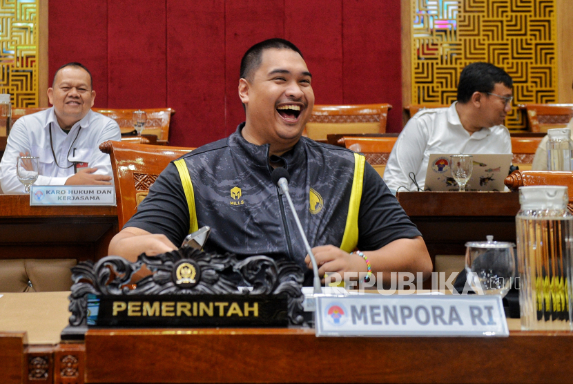 Menteri Pemuda dan Olahraga (Menpora) Dito Ariotedjo saat menghadiri rapat kerja bersama Komisi III DPR RI, di Gedung Nusantara I, Kompleks Parlemen, Jakarta, Senin (4/12/2023). Rapat yang juga dihadiri oleh Sekjen PSSI, Yunus Nusi tersebut membahas terkait pemberian kewarganegaraan bagi pemain timnas sepak bola Indonesia.