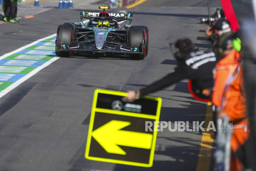 Pembalap Mercedes Lewis Hamilton dari Inggris mengarahkan mobilnya menyusuri jalur pit saat sesi kualifikasi Grand Prix Formula Satu Australia.