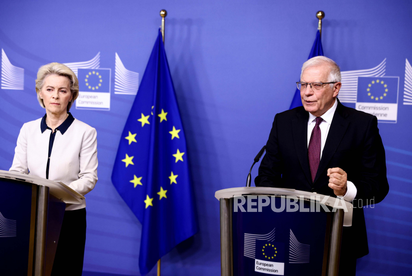  Kepala kebijakan luar negeri Uni Eropa Josep Borrell, kanan, dan Presiden Komisi Eropa Ursula von der Leyen menyampaikan pernyataan pers tentang Ukraina, di markas besar Uni Eropa di Brussels, Kamis, 24 Februari 2022. Negara-negara anggota Uni Eropa telah menyetujui paket sanksi keempat terhadap Rusia.