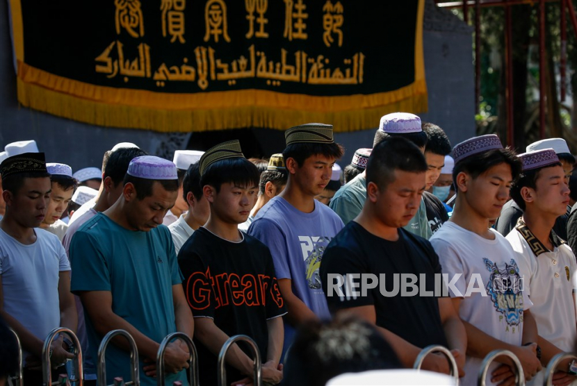 Umat Islam mendirikan shalat di Masjid Niujie, Beijing, China.
