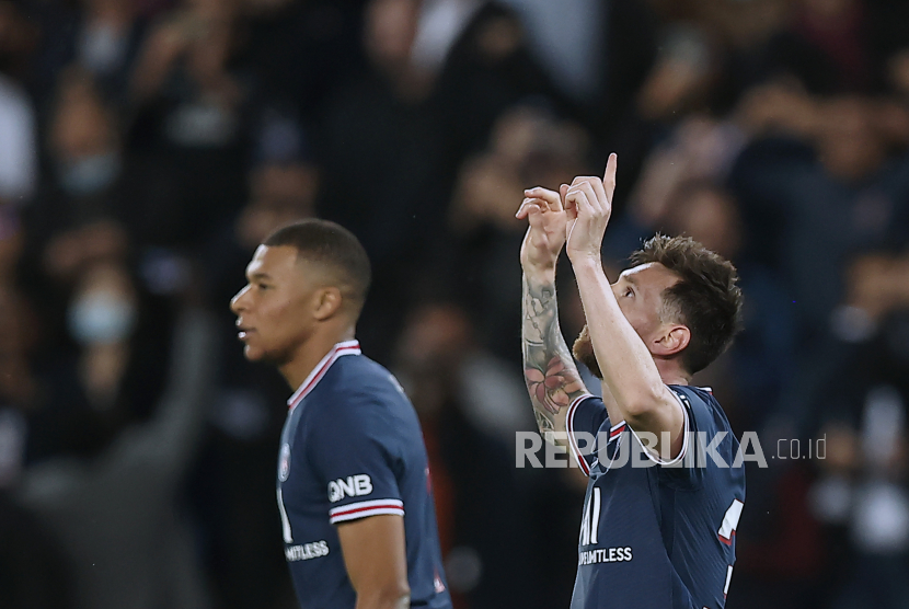 Bintang Paris Saint Germain Lionel Messi (kanan) merayakan gol bersama rekan setimnya Kylian Mbappe. Messi dan Mbappe kerap dibandingkan untuk menunjukkan siapa yang terbaik saat berusia sama.