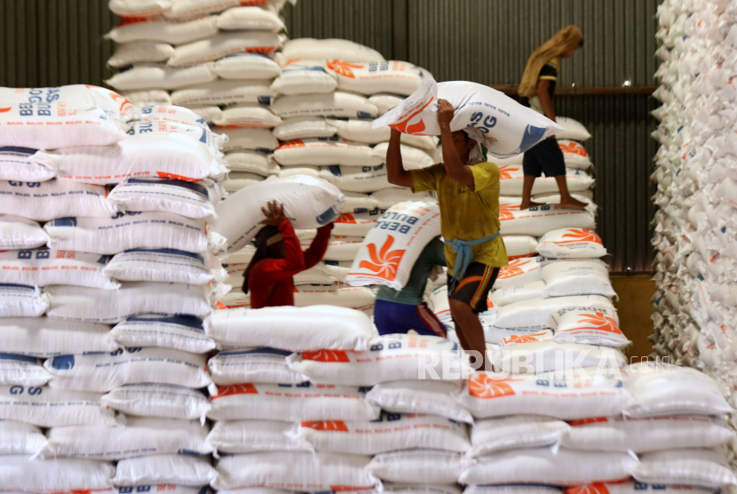 Pekerja menata beras impor di gudang Bulog Ketapang II Banyuwangi, Jawa Timur, Selasa (27/6/2023). 