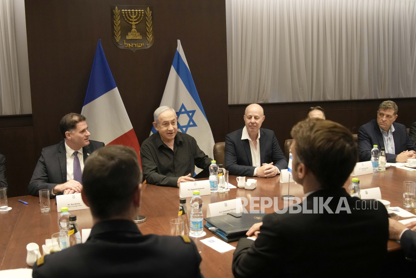 Perdana Menteri Israel Benjamin Netanyahu (kiri tengah) dan Presiden Prancis Emmanuel Macron mengadakan pembicaraan di Yerusalem, Selasa, 24 Oktober 2023. 