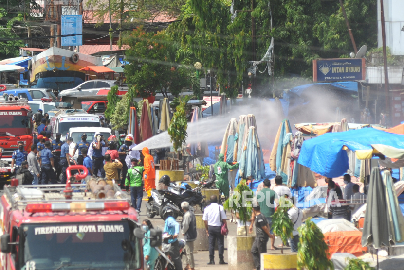 Personel Pemadam Kebakaran menyemprotkan cairan disinfektan ke lapak-lapak pedagang di Pasar Raya Padang, Sumatera Barat, Senin (20/4/2020). Pemkot Padang melakukan pembersihan seluruh bagian pasar tersebut menggunakan disinfektan terkait ditemukannya kasus positif COVID-19 terbanyak yakni 17 orang dengan tiga orang meninggal dunia yang merupakan pedagang dan orang yang berhubungan di pusat perbelanjaan itu