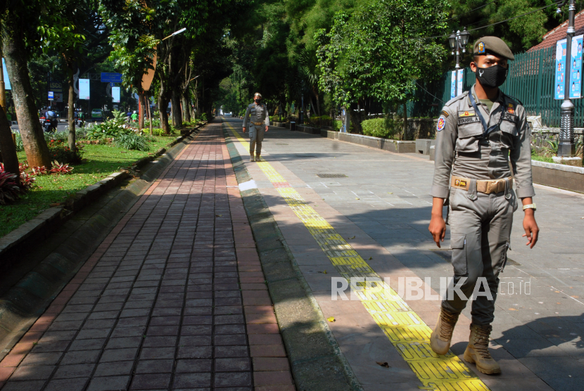 Jalur pedestrian di Kebun Raya Bogor, Jawa Barat (ilustrasi) 