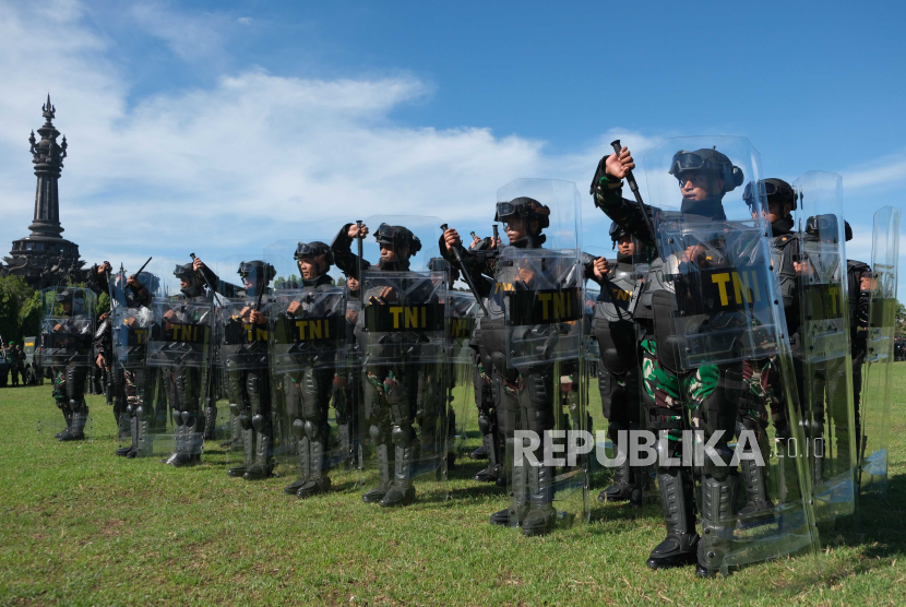 Prajurit TNI mengikuti apel gelar kesiapsiagaan dalam rangka pengamanan Pemilu 2024 di Lapangan Puputan Margarana, Denpasar, Bali, Kamis (1/2/2024). 