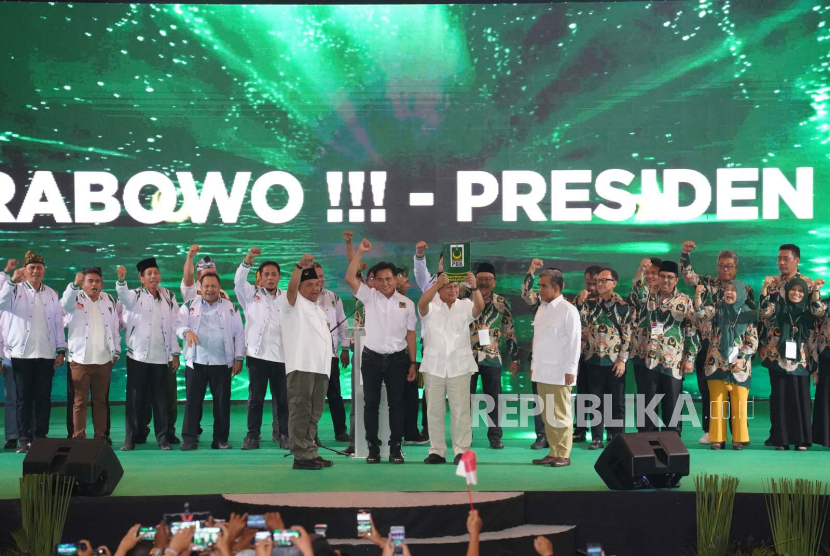 Calon presiden dari Partai Gerindra Prabowo Subianto dan Ketua Umum PBB Yusril Ihza Mahendra bersalaman usai serah terima SK dukungan capres saat acara ulang tahun PBB di ICE BSD City, Tangerang, Ahad (30/6/2023). 