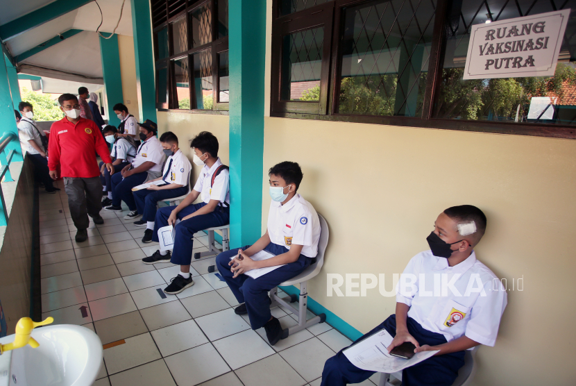 Sejumlah pelajar menunggu untuk di vaksinasi Covid-19 (ilustrasi).