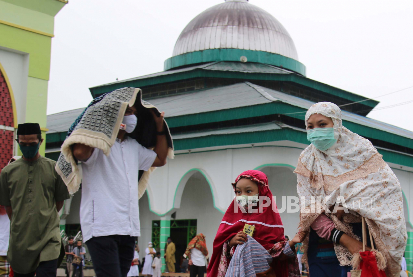 MUI Papua Minta Umat tidak Terprovokasi Kasus Terorisme. Umat muslim meninggalkan Masjid Agung Babussalam seusai mengikuti shalat Idul Adha 1441 H di Timika, Papua, Jumat (31/7/2020). 