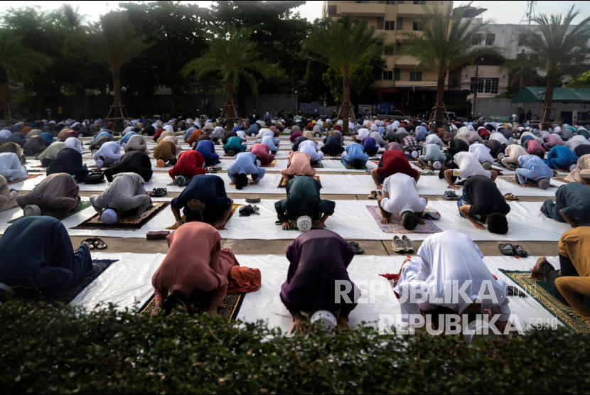 Muslim Bangkok menjalankan ibadah Shalat Id di Islamic Center Thailand, Ahad (24/5).