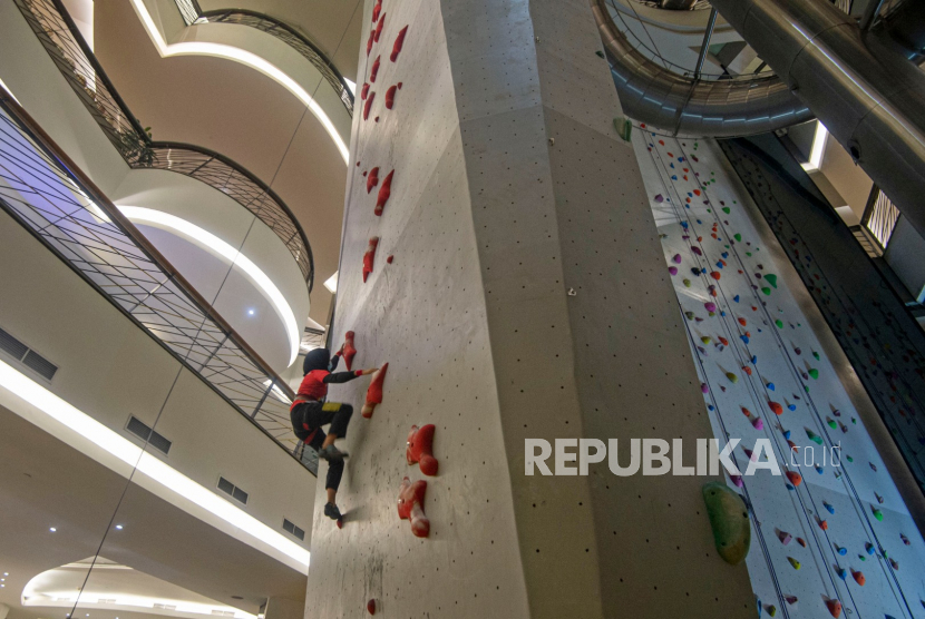 Atlet asal Papua Triara Putri berlatih panjat tebing untuk persiapan Pekan Olah Raga Nasional (PON) XX di arena Indo Climb, Mal FX Sudirman, Jakarta, Kamis (16/7/2020). Sebanyak 15 atlet panjat tebing Pelatda Papua berlatih di Jakarta karena fasilitas arena di daerah mereka sedang direnovasi untuk PON dan terkendala tidak bisa pulang karena adanya PSBB selama pandemi COVID-19. ANTARA FOTO/Aditya Pradana Putra/nz.  *** Local Caption *** 