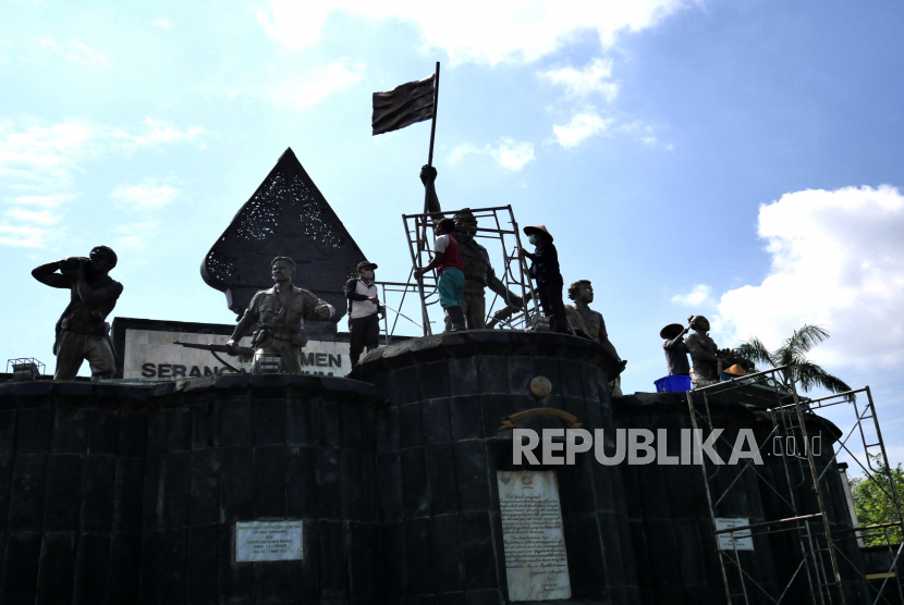Pegawai membersihkan patung perunggu di Monumen Serangan Umum 1 Maret, Yogyakarta, Kamis (6/8). Selain untuk perawatan berkala, pembersihan ini juga menyambut Hari Kemerdekaan 17 Agustus. Waktu pembersihan ini tidak pasti, terkadang bisa dua tahun sekali.