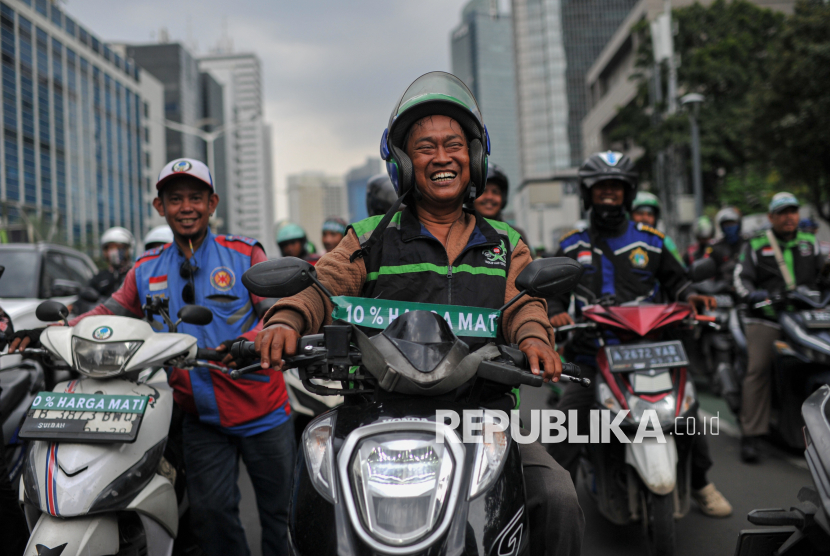Pemerintah menyiapkan anggaran sebesar Rp55 triliun untuk pencairan Tunjangan Hari Raya (THR) Lebaran 2026 bagi Aparatur Sipil Negara (ASN), termasuk Pegawai Pemerintah dengan Perjanjian Kerja (PPPK), TNI/Polri, serta pensiunan PNS.
