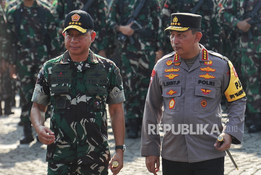 Panglima TNI Jenderal TNI Agus Subiyanto (kiri) bersama Kapolri Jenderal Polisi Listyo Sigit Prabowo (kanan) saat mengikuti Apel Gelar Pasukan Operasi  Pengamanan VVIP Pelantikan Presiden dan Wakil Presiden RI Tahun 2024 di lapangan Monumen Nasional (Monas), Jakarta, Jumat (18/10/2024). Operasi pengamanan tersebut dilakukan menjelang masa pelantikan Presiden dan Wakil Presiden RI dari 17-23 Oktober 2024 dengan jumlah personel sebanyak 100 ribu dari TNI dan 15 ribu dari Polri. Pelantikan Presiden dan Wakil Presiden terpilih Prabowo Subianto dan Gibran Rakabuming Raka akan digelar pada 20 Oktober 2024 di Gedung MPR, Senayan, Jakarta.