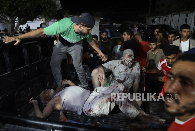 Sejumlah warga Palestina yang terluka akibat pemboman Israel dibawa untuk mendapatkan perawatan di Rumah Sakit Martir al-Aqsa di Deir al Balah, Jalur Gaza tengah, Senin (24/6/2024).