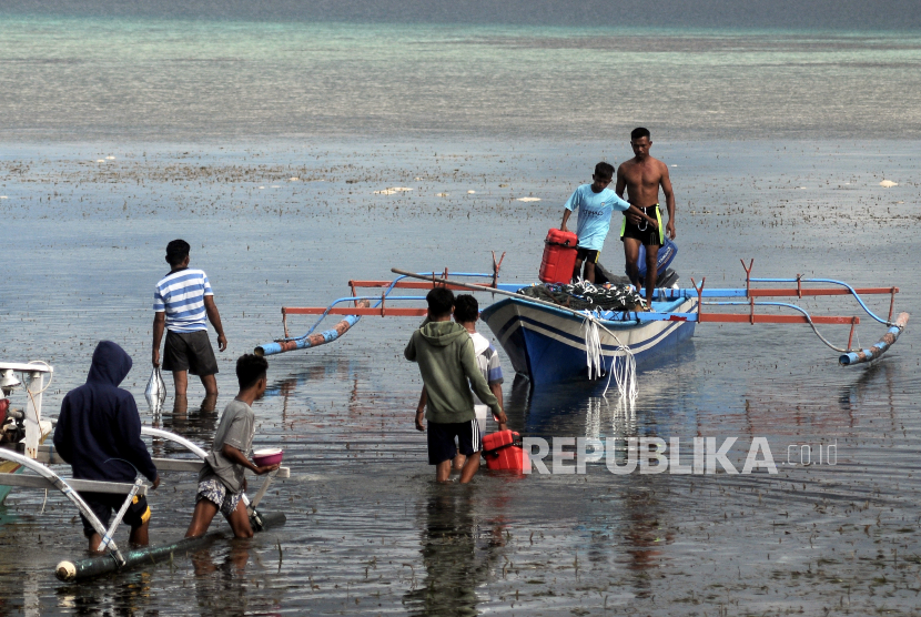 Sejumlah nelayan bersiap untuk melaut di Pulau Kinabuhutan, Minahasa Utara, Sulawesi Utara
